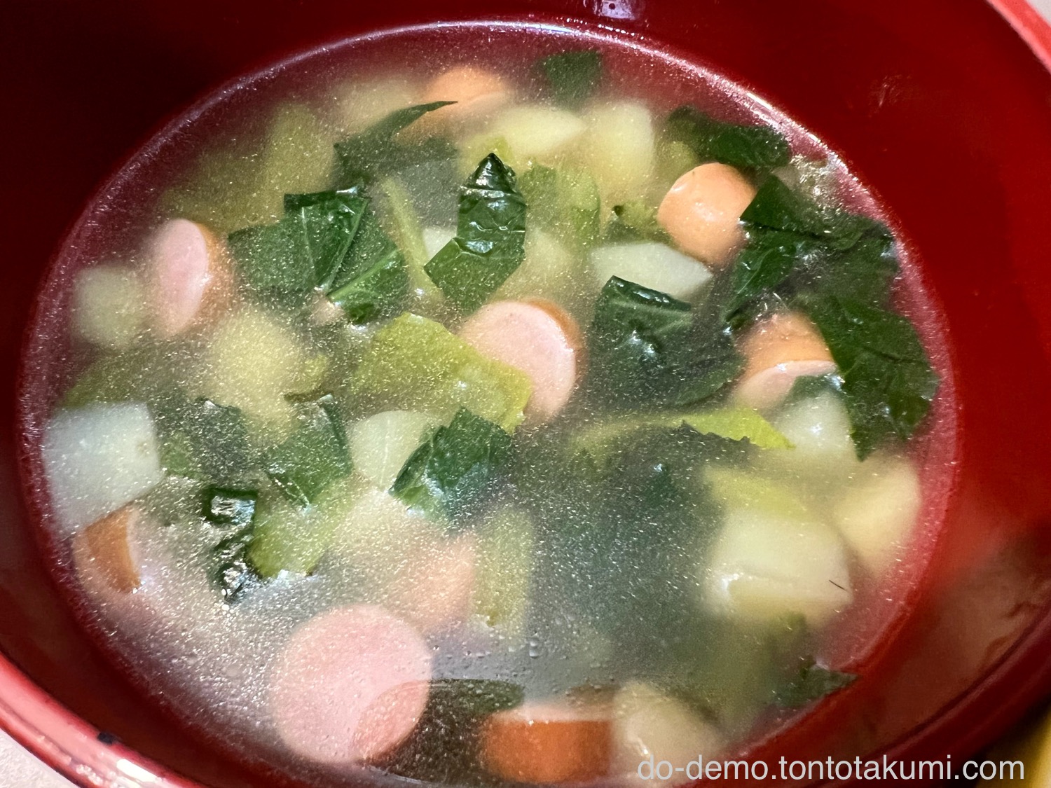小松菜とジャガイモとソーセージのコンソメスープ